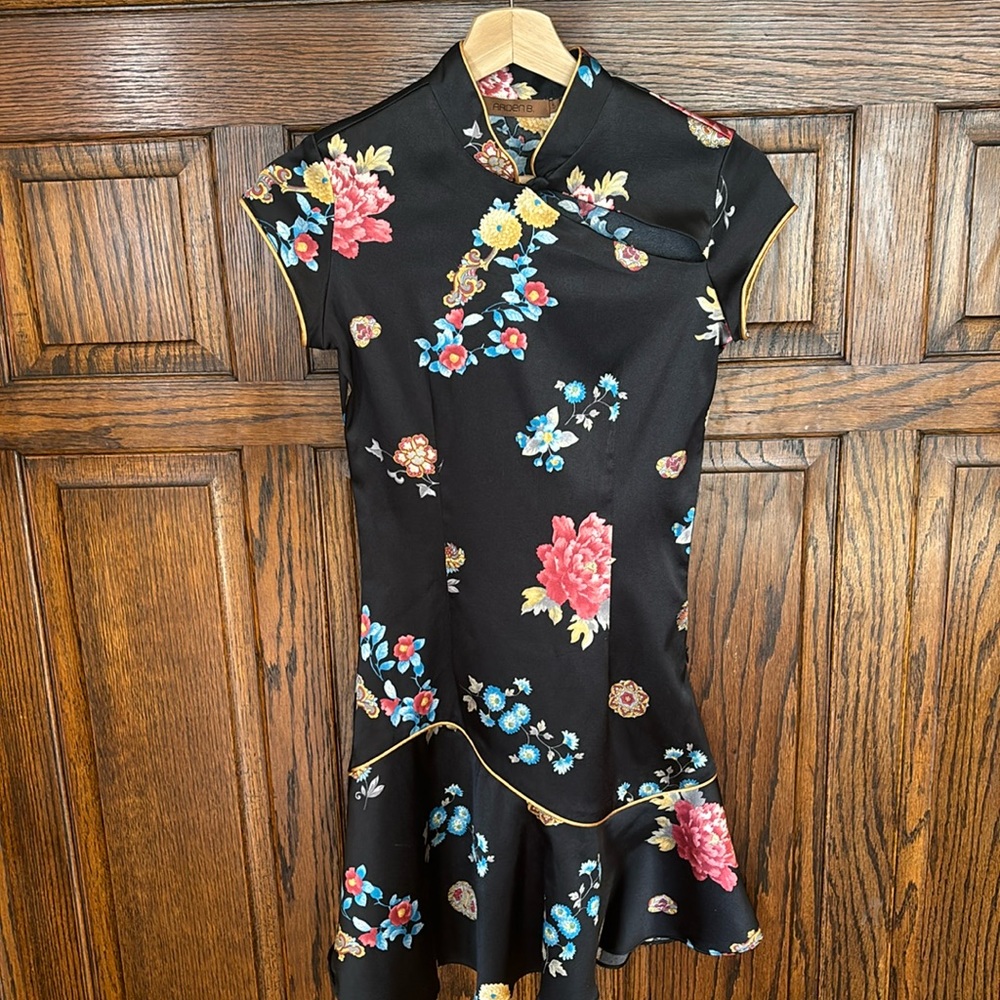Sexy beautiful mini dress perfect for date night or out with friends!